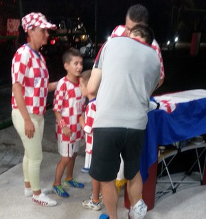  Olic atende torcida da Croácia na Praia do Forte (Foto: Rafael Santana)