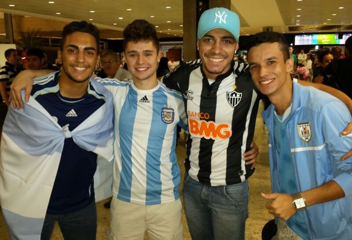 Atleticanos e argentinos se encontram no aeroporto de Confins (Foto: Léo Simonini)