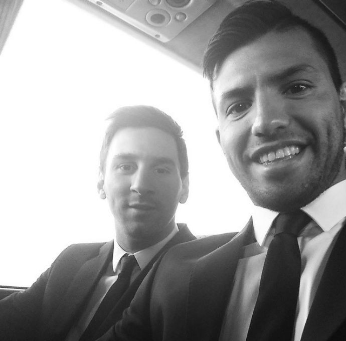 Messi e Agüero posam para foto no embarque da Argentina (Foto: Reprodução/Instagram)