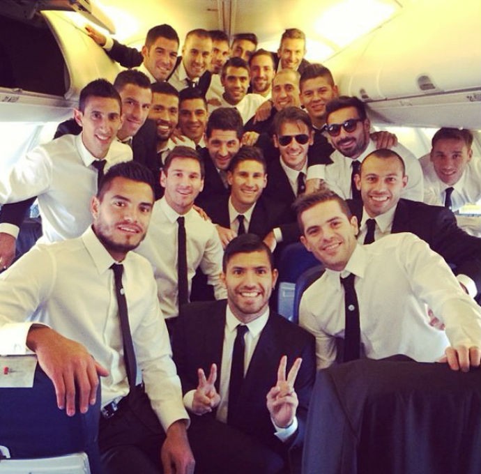 Jogadores da Argentina posam antes de avião decolar (Foto: Reprodução Instagram)