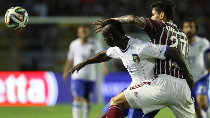 Fabrício e Balotelli Fluminense x Itália (Foto: Ricardo Ayres/Photocamera)