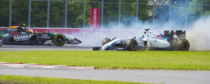 Felipe Massa e Sergio Pérez batendo na última volta do GP do Canadá (Foto: EFE)