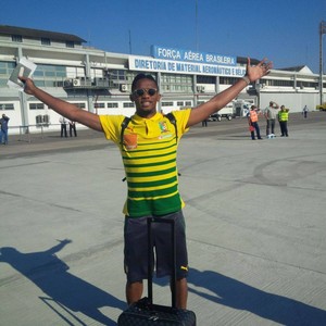 eto'o camarões desembarque copa (Foto: Reprodução / Facebook)