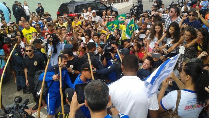 Seleção da Grécia é recebida com festa em Aracaju (Foto: João Áquila)