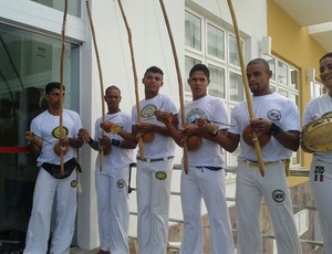 Grupo de capoeira no hotel para receber a seleção grega (Foto: João Áquila)