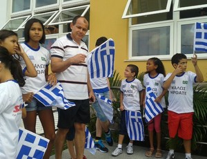 Torcida mirim espera a Grécia no hotel de Aracaju (Foto: João Áquila)