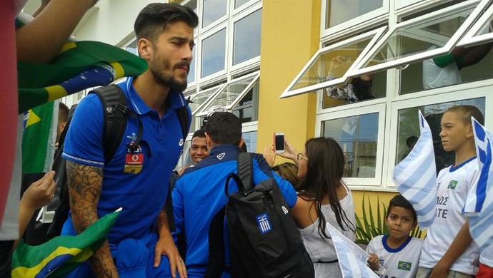 Jogadores da Grécia são recebidos pro torcida mirim em Aracaju (Foto: João Áquila)