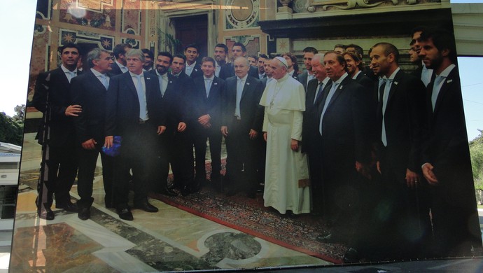 Imagem de Papa Francisco com seleção argentina está no hotel dos jogadores (Foto: Fernando Martins)