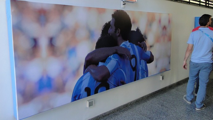 Decoração do hotel da Argentina tem quadro com jogadores (Foto: Fernando Martins)