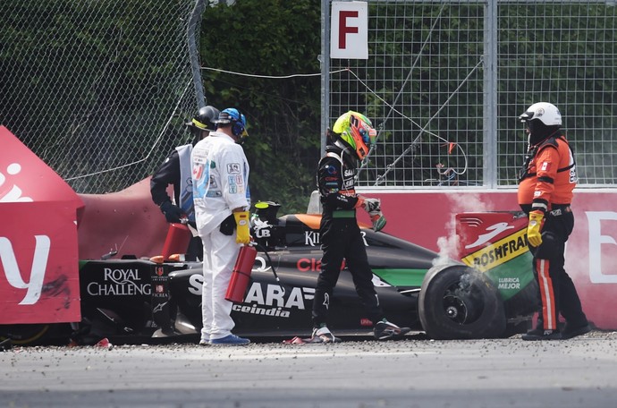 Sergio Pérez sai do carro após batida com Felipe Massa (Foto: AFP)