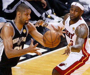 Basquete NBA - Miami Heat x San Antonio Spurs - Tim Duncan e LeBron James (Foto: Getty Images)