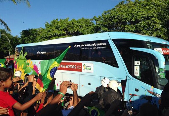 Ônibus da Alemanha chega a Porto Seguro (Foto: Victor Canedo)