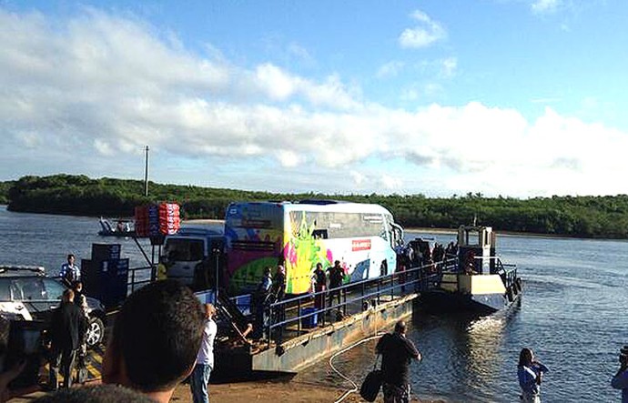 Ônibus da Alemanha atravessou de balsa o Rio João de Tiba a caminho de Santo André (Foto: Victor Canedo)