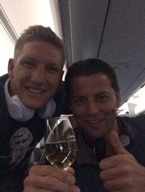 Bastian Schweinsteiger e Roman Weidenfeller durante voo da Alemanha (Foto: Reprodução/Facebook)