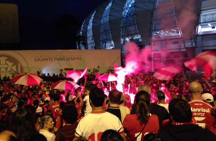 Torcida do Inter faz "ruas de fogo" para se despedir de Fernandão (Foto: Tomas Hammes)