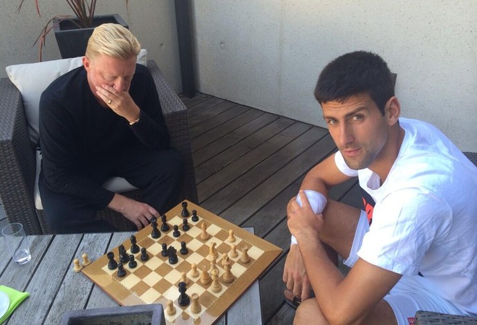 Novak Djokovic joga xadrez com Boris Becker (Foto: Reprodução/Twitter)