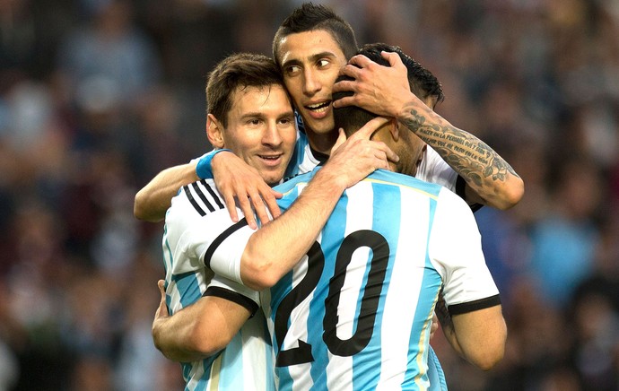 Messi, Di Maria e Aguero comemoração Argentina contra a Eslovênia  (Foto: Agência AP )