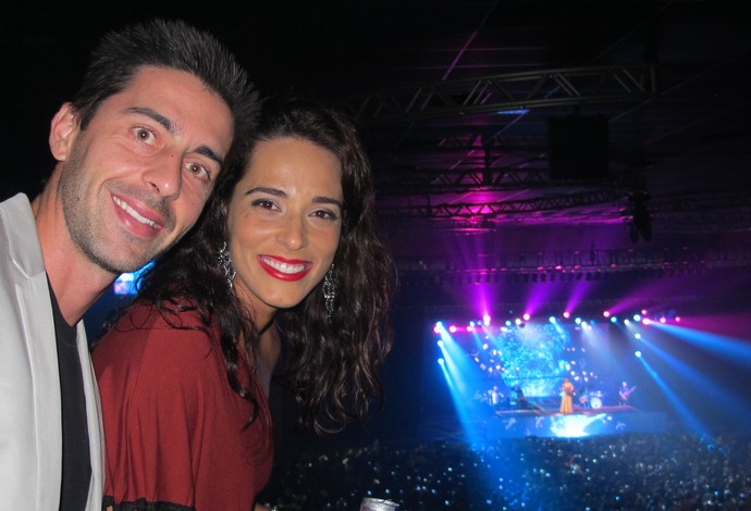 Ágatha e o marido, Renan Ripperl, curtem show de Paula Fernandes no Rio de Janeiro (Foto: Carol Fontes)