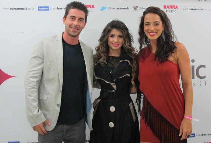 Renan Ripper, Paula Fernandes e Ágatha nos bastidores do show da cantora (Foto: Carol Fontes)