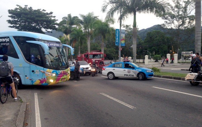 ônibus Holanda deixando treino  (Foto: Vicente Seda)