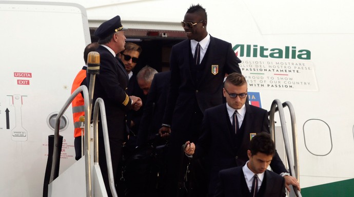 balotelli italia COPA DO MUNDO desembarque (Foto: Reuters)