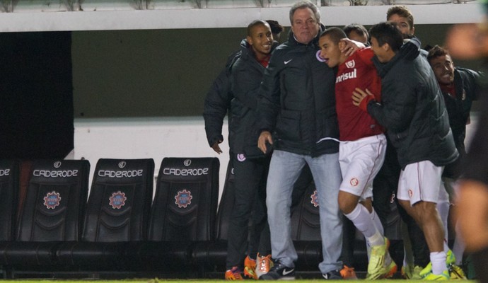 Abel comemora gol com os jogadores (Foto: Alexandre Lops/Inter)