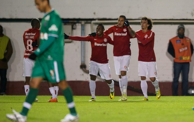 Inter sai na frente com Wellington Paulista (Foto: Alexandre Lops/Inter)