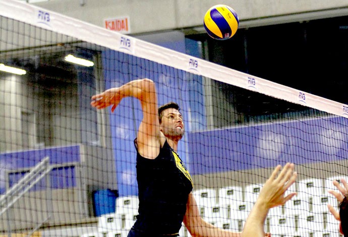 Gustavão no treino da seleção de vôlei (Foto: Alexandre Arruda / CBV)