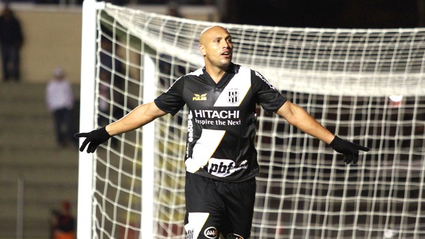 Edno comemora gol da Ponte Preta contra o Paraná (Foto: Paulo Lisboa / Agência estado)