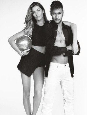 Gisele ao lado de Neymar em ensaio para a Vogue (Foto: Facebook)