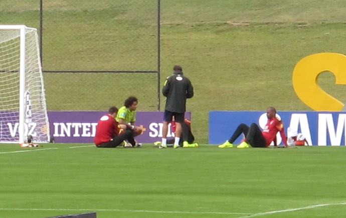 Marcelo em campo no treino da seleção (Foto: Richard Souza)