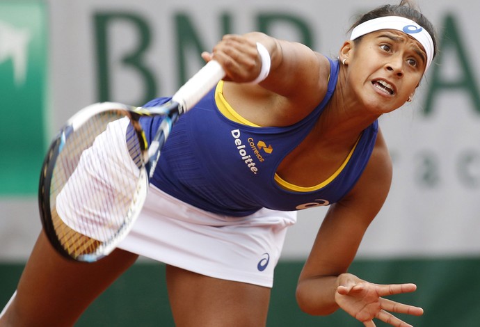 Teliana Pereira tênis em Roland Garros (Foto: EFE)