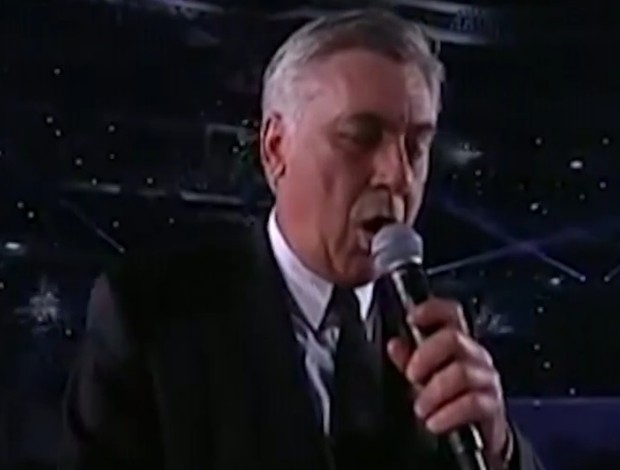 Carlo Ancelotti, técnico do Real Madrid, canta (Foto: Reprodução)