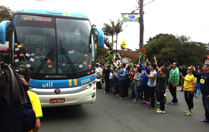 ônibus Seleção chegada Granja Comary  (Foto: Alexandre Lozetti)