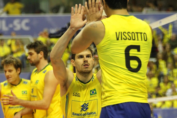 brasil x italia liga mundial de volei 2014 vissoto e bruninho (Foto: FIVB)