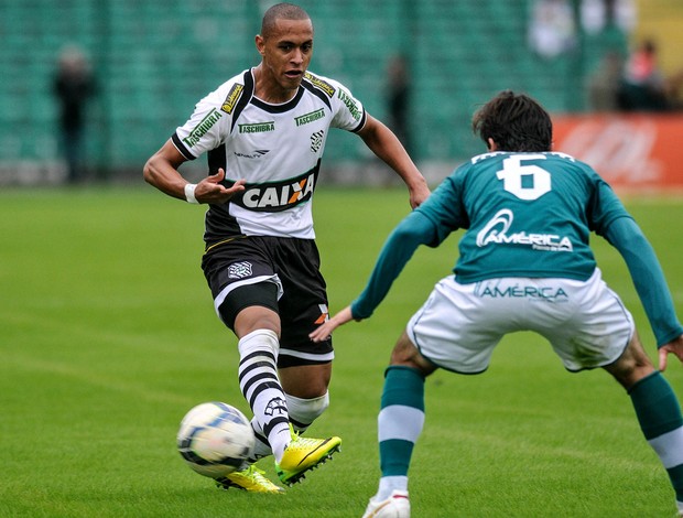 lance de goiás e figueirense (Foto: Eduardo Valente / Agência Estado)