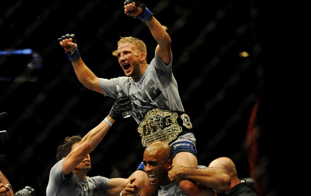 UFC 173 TJ Dillashaw e Renan Barao (Foto: Agência Reuters)