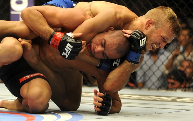 UFC 173 TJ Dillashaw e Renan Barao (Foto: Agência Reuters)