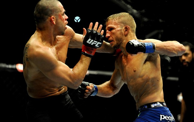 UFC 173 TJ Dillashaw e Renan Barao (Foto: Agência Reuters)