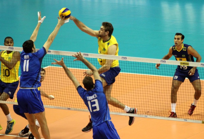 brasil x italia liga mundial de volei 2014 - vissoto bloqueio (Foto: FIVB)