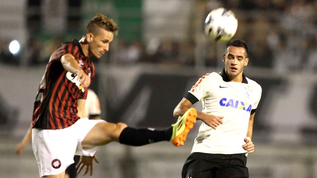 Renato Augusto Corinthians e Atlético-pr (Foto: Marcos Ribolli)