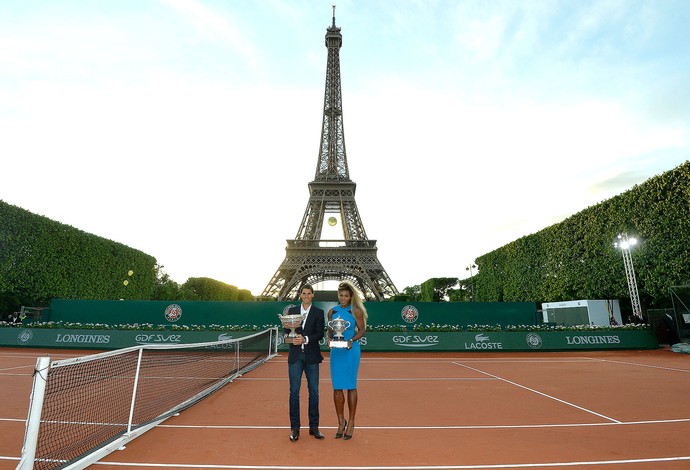 Rafael Nadal e Serena Williams taça quadra em frente a Torre Eiffel (Foto: AFP)