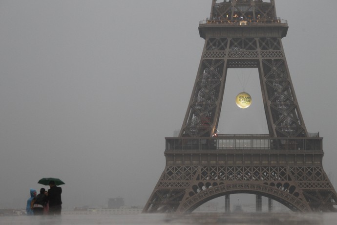 tenis bola torre eiffel roland garros (Foto: AFP)