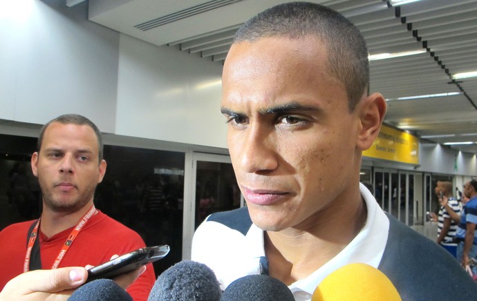 Renan desembarque Botafogo (Foto: Gustavo Roststein)