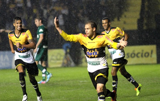 Silvinho comemora gol do Criciuma contra o Chapecoense (Foto: Fernando Ribeiro / Agência estado)