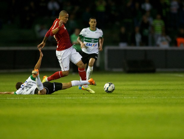 inter coritiba brasileirao wellington paulista (Foto: Alexandre Lops/Internacional)