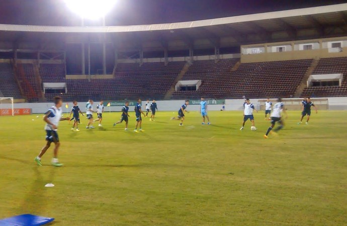 Jogadores do Palmeiras treinaram na Arena Fonte Luminosa (Foto: Marcelo Hazan)