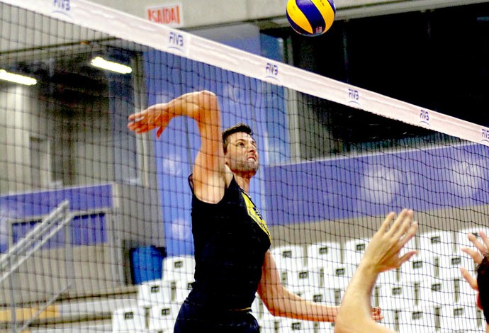 Gustavão no treino da seleção de vôlei (Foto: Alexandre Arruda / CBV)