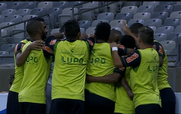 Jogadores do América-MG comemoram o gol contra o Joinville (Foto: Reprodução / Premiere)