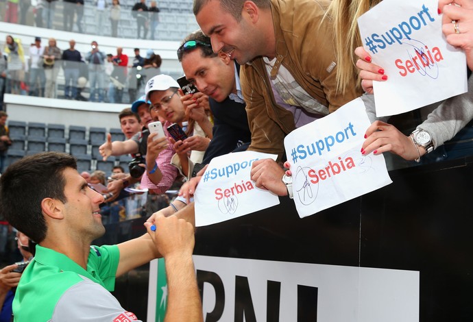 tênis Djokovic atp de ROma autografo cartaz de apoio a Bósnia e a Sérvia (Foto: Agência Getty Images)